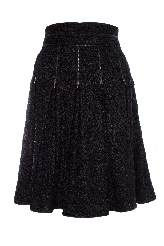 Lace-up women's pantsBoucle skirt with zippers.