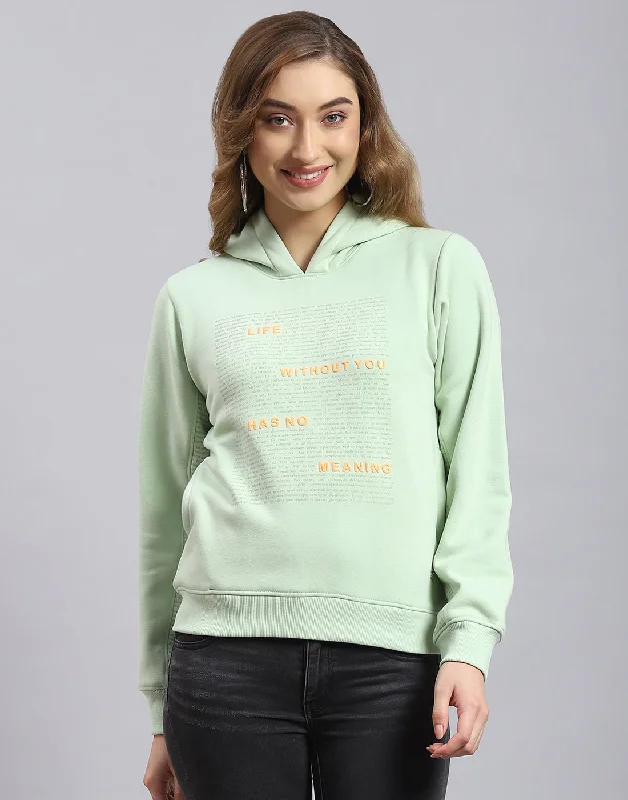 women's hooded tops with a fur trim on the hood for extra warmthWomen Green Printed Hooded Full Sleeve Sweatshirt